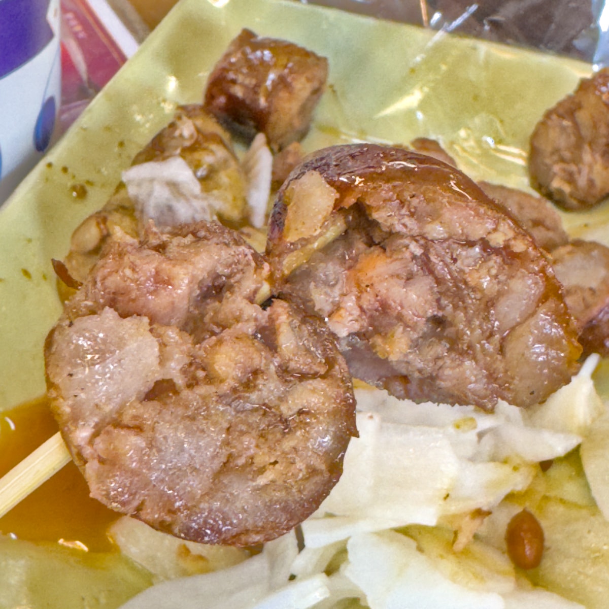 【高雄美食】大社嘉義黑香腸：在地人必吃炭烤下午茶，獨門黑香腸配靈魂醃蘿蔔！