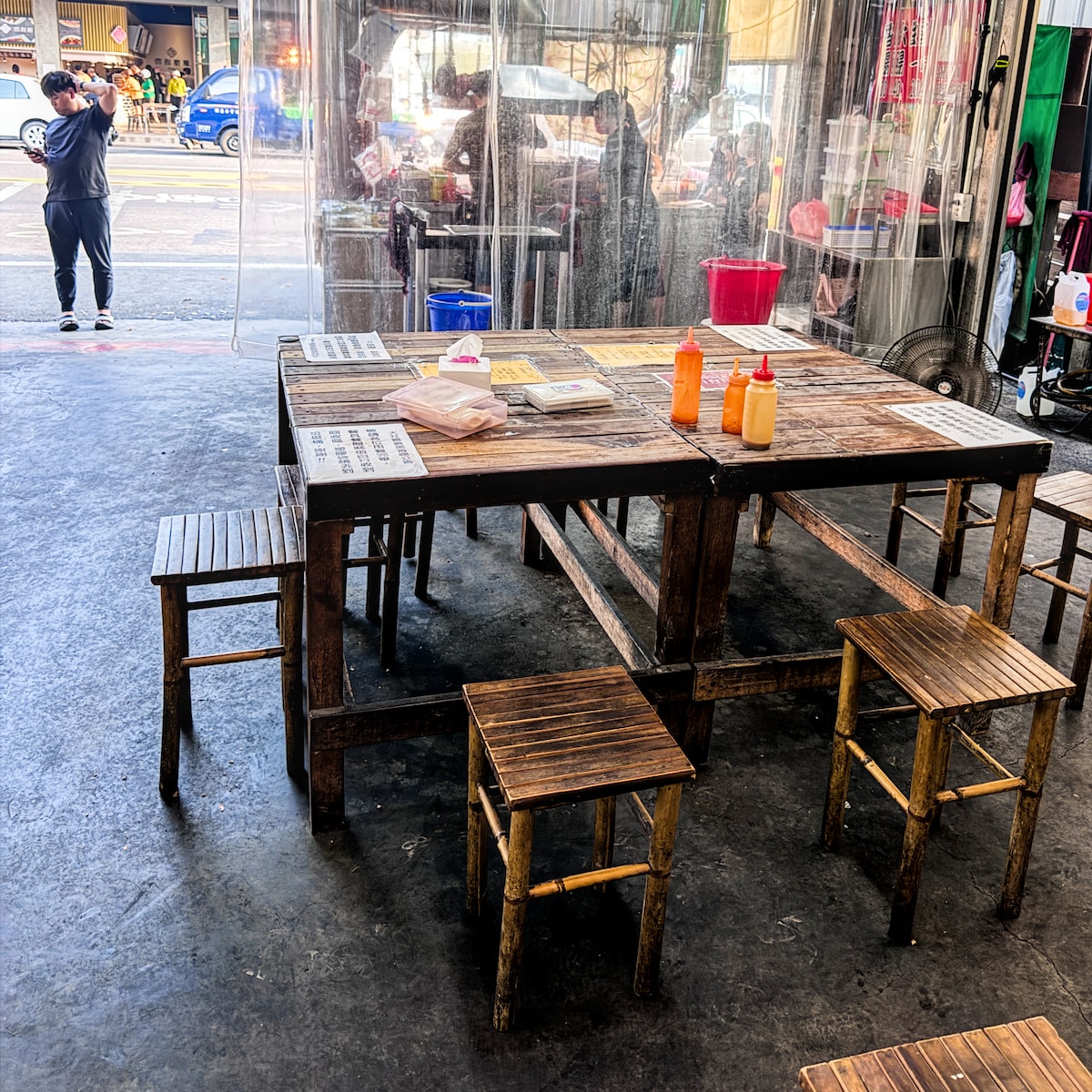 【高雄美食】大社嘉義黑香腸：在地人必吃炭烤下午茶，獨門黑香腸配靈魂醃蘿蔔！