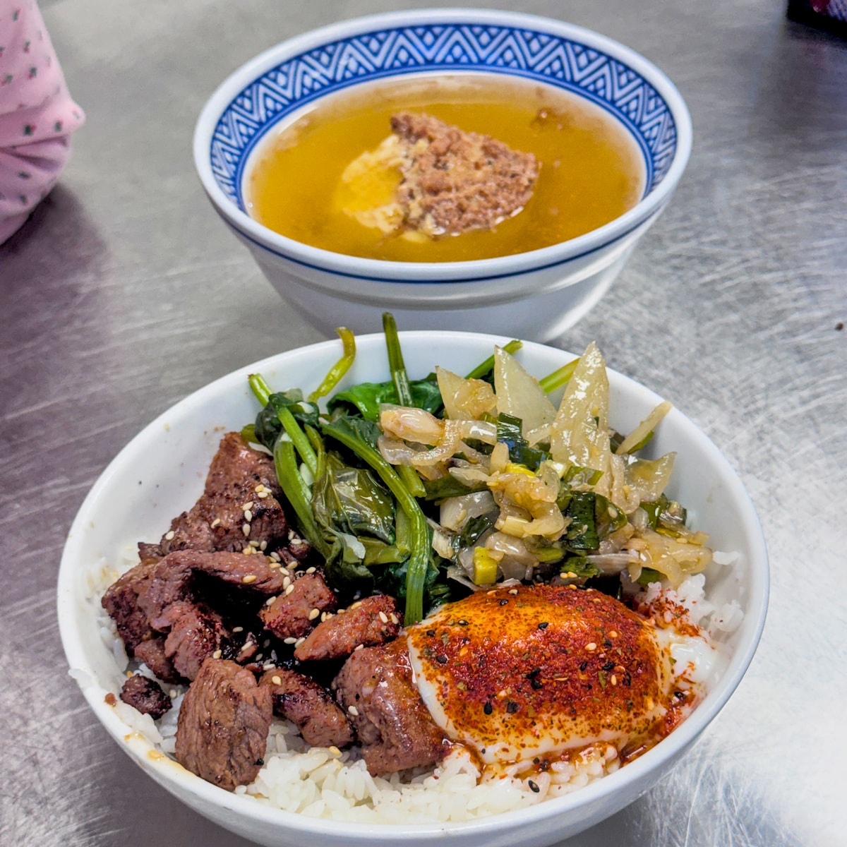 高雄大社美食｜旺芳烤肉飯：必點炙燒菲力骰子牛與超入味獨家招牌蒸蛋湯