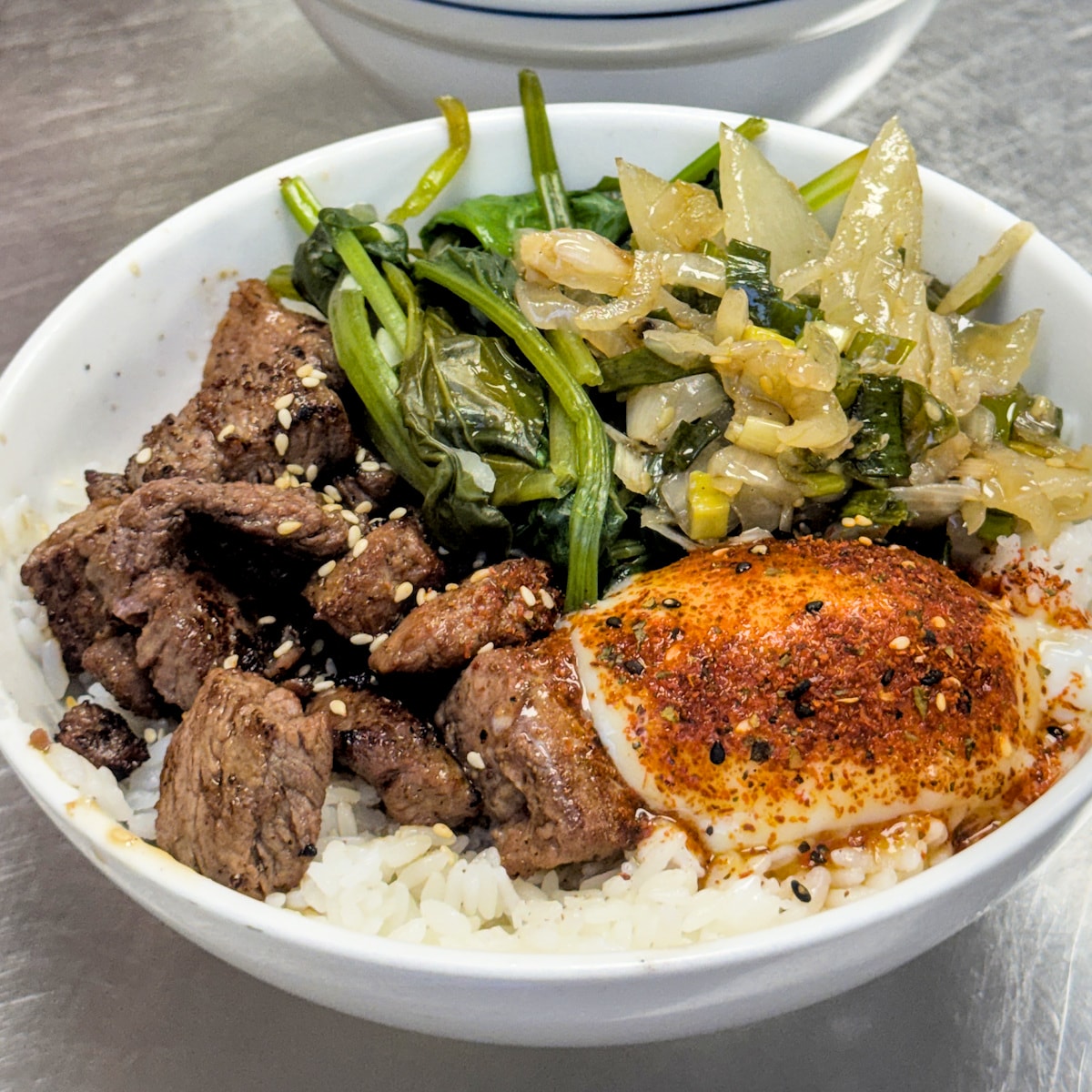 高雄大社美食｜旺芳烤肉飯：必點炙燒菲力骰子牛與超入味獨家招牌蒸蛋湯