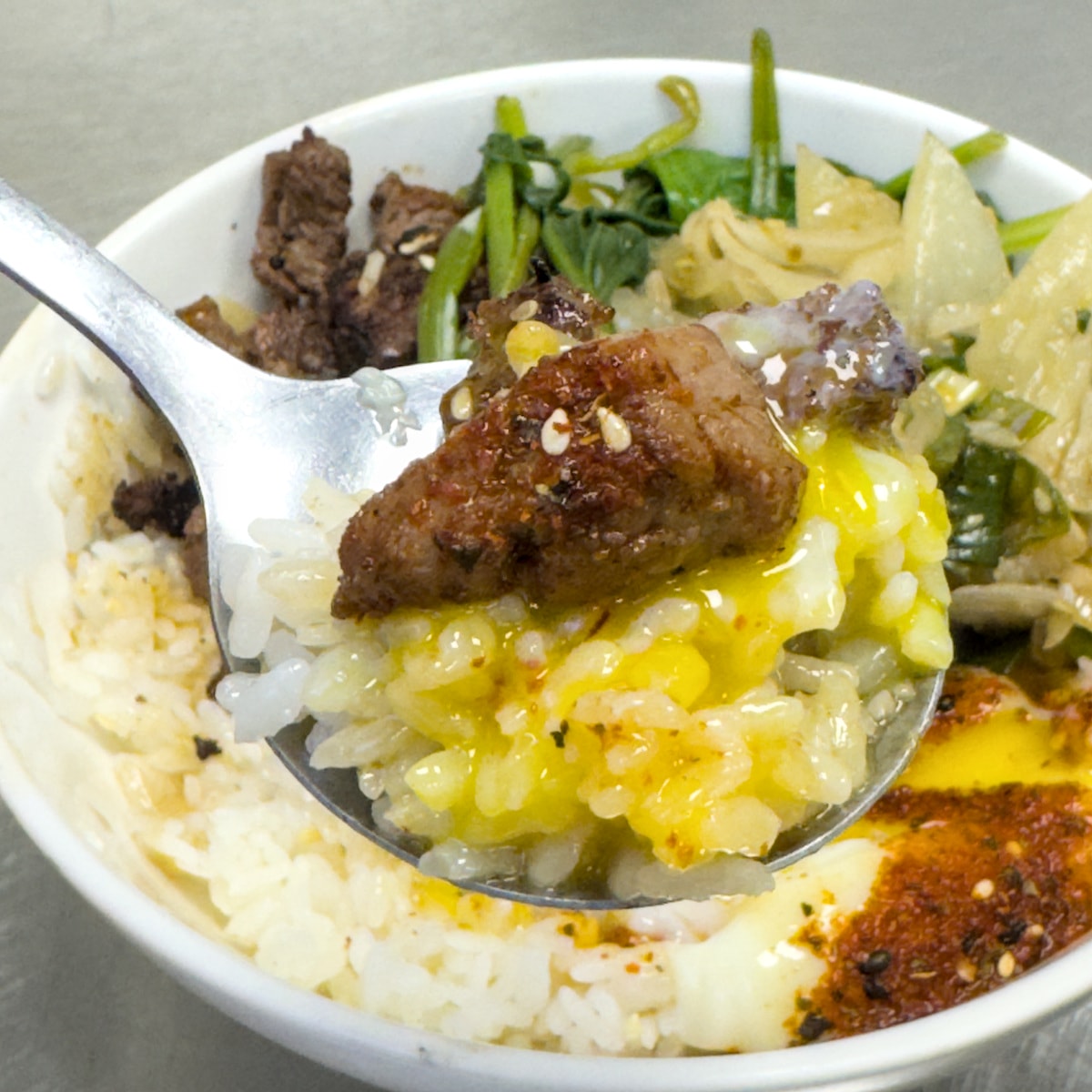 高雄大社美食｜旺芳烤肉飯：必點炙燒菲力骰子牛與超入味獨家招牌蒸蛋湯