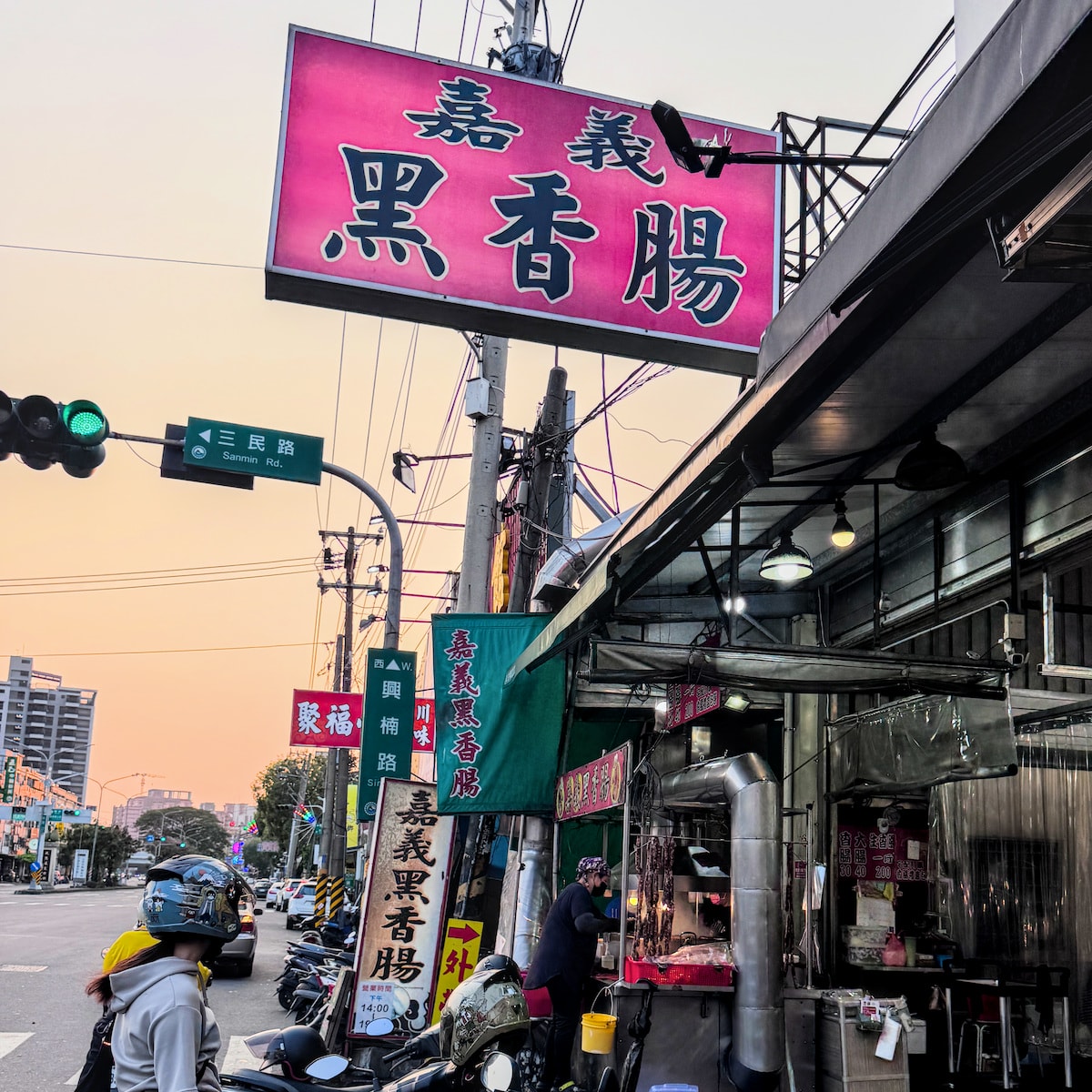 【高雄美食】大社嘉義黑香腸：在地人必吃炭烤下午茶，獨門黑香腸配靈魂醃蘿蔔！