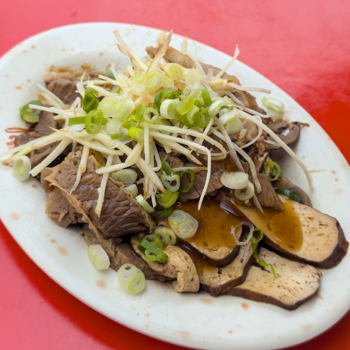 大圓環藥膳綜合滷味盤，包含滷豆干、豬心與豬肉，散發獨特的中藥甘甜香氣