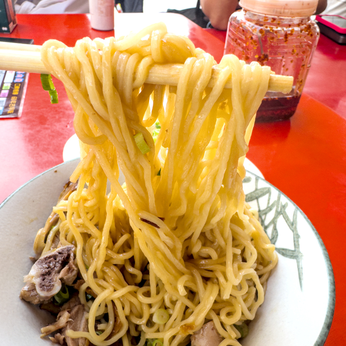 鮮嫩多汁的鴨肉切片特寫 多汁鮮嫩的切片鴨肉近距離特寫,呈現大圓環鴨肉麵真材實料的肉質紋理