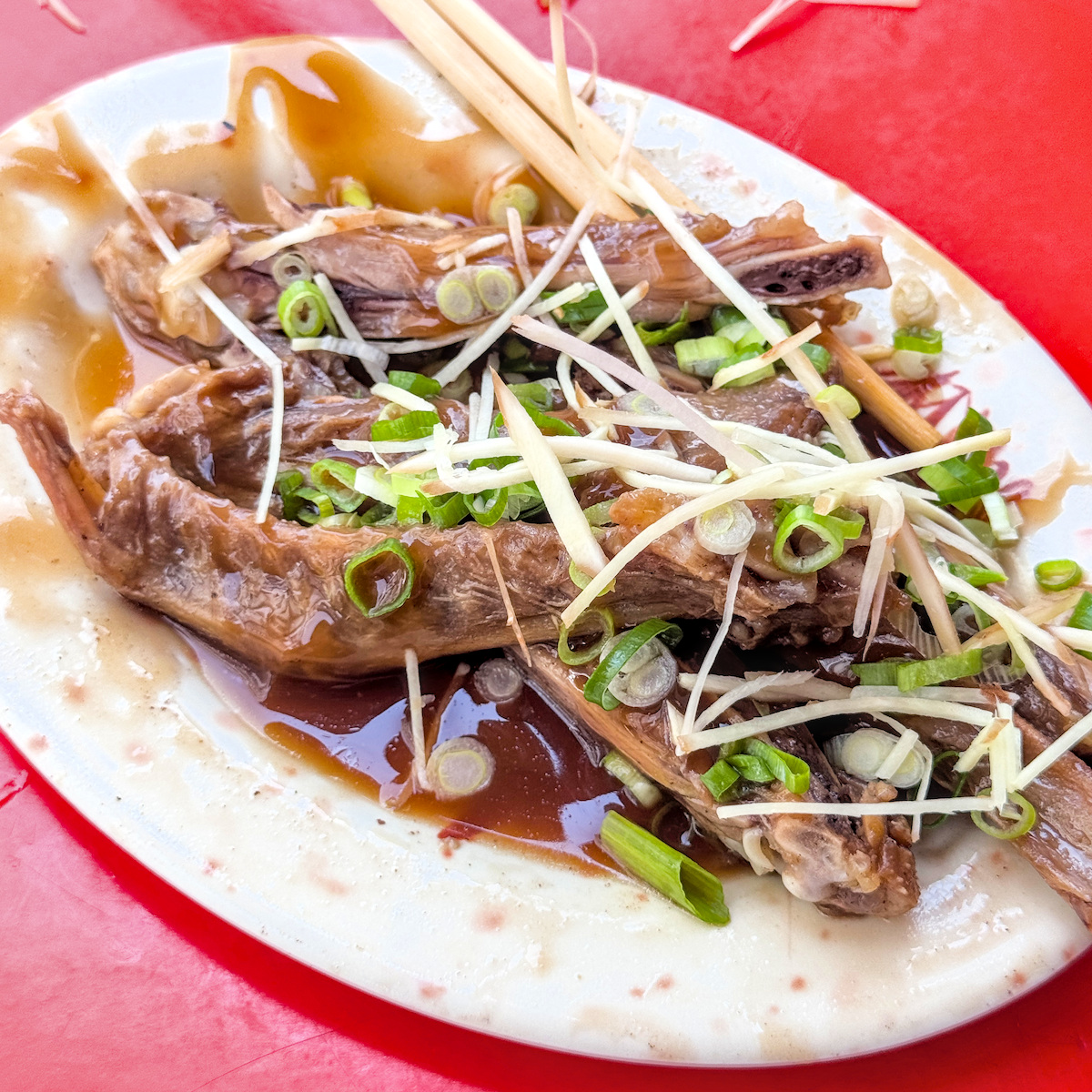 大圓環藥膳鴨翅，皮Q肉厚且藥膳香氣深入骨髓，是人氣極高的配餐點心