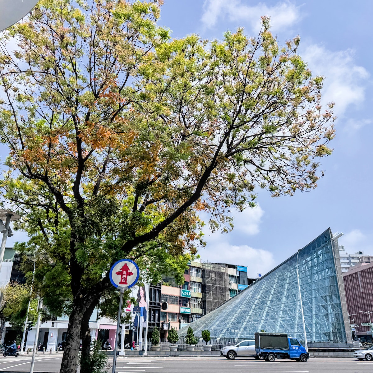 大圓環鴨肉麵地理位置 - 捷運美麗島站1號出口旁 大圓環鴨肉麵地理位置圖,鄰近捷運美麗島站1號出口及著名的玻璃帷幕地標