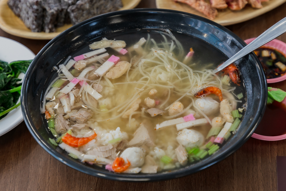 招牌鮪魚飯湯特寫-包含新鮮鮪魚肉、魚丸與鮮美湯頭