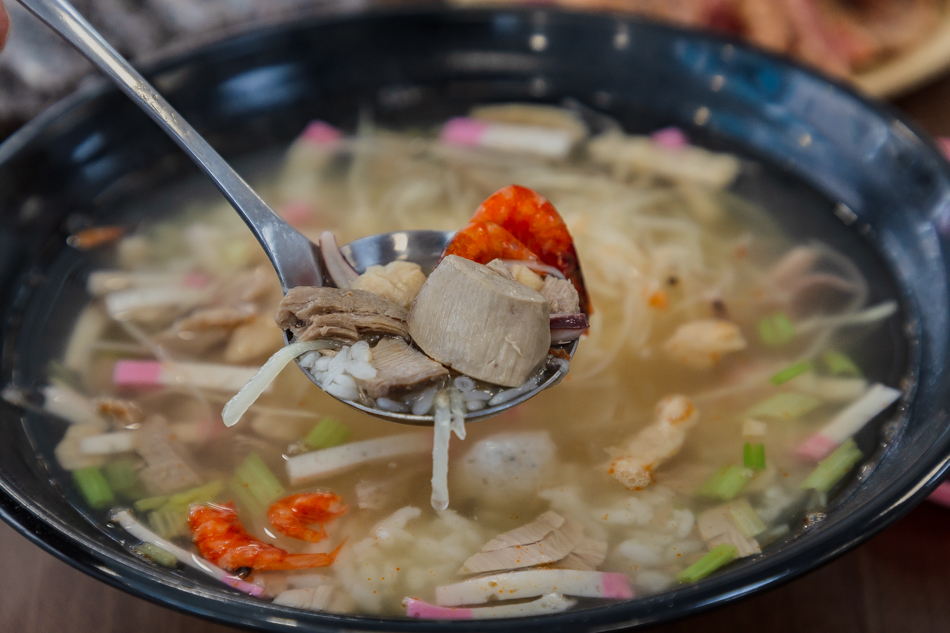 料多實在的鮪魚飯湯-滿滿的魚肉塊與配料