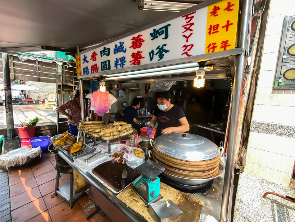 高雄橋頭老街橋南路上的傳統台式炸物小吃攤橋頭七十年老担仔店面