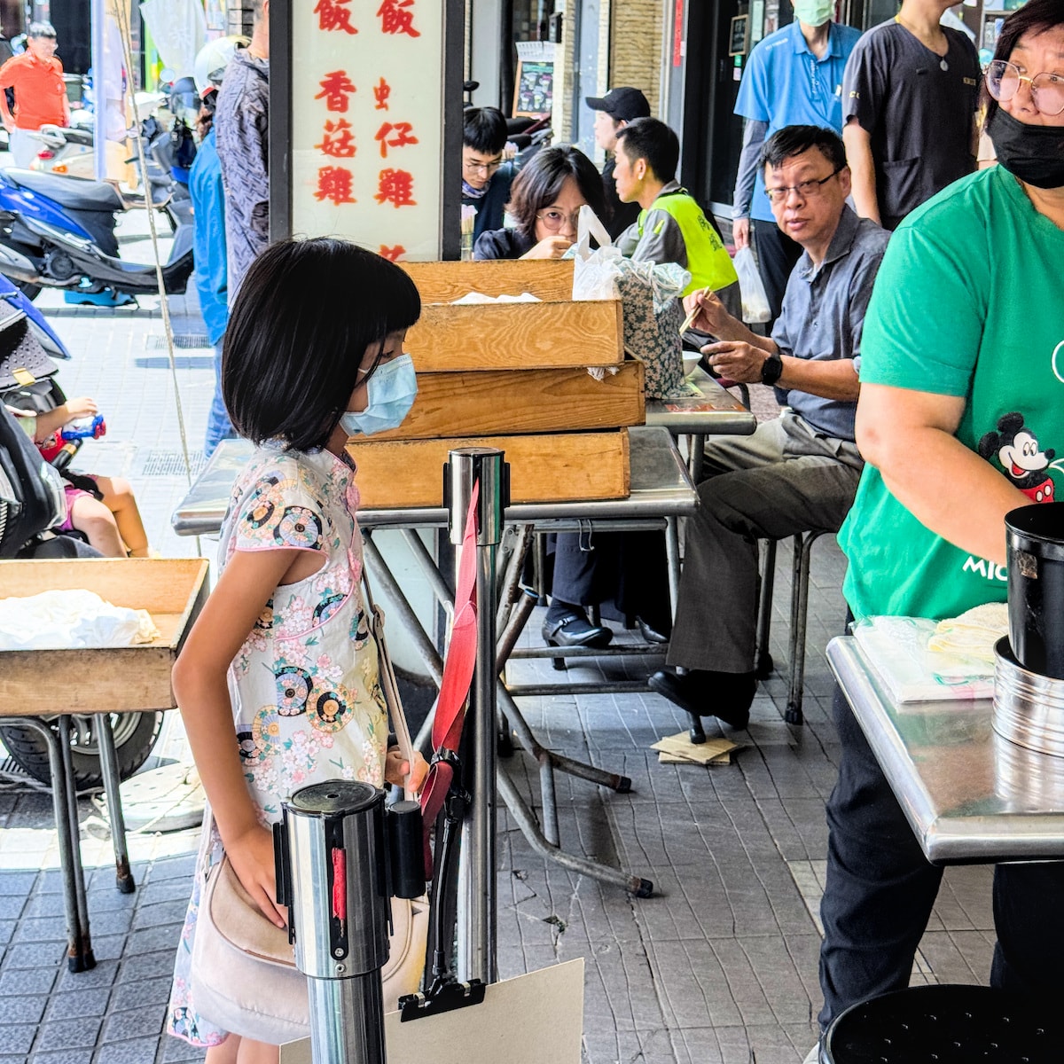 高雄捷運美食｜美麗島站 1 號出口「60年三代春捲」：帶小孩也能優雅開吃的紮實古早味！