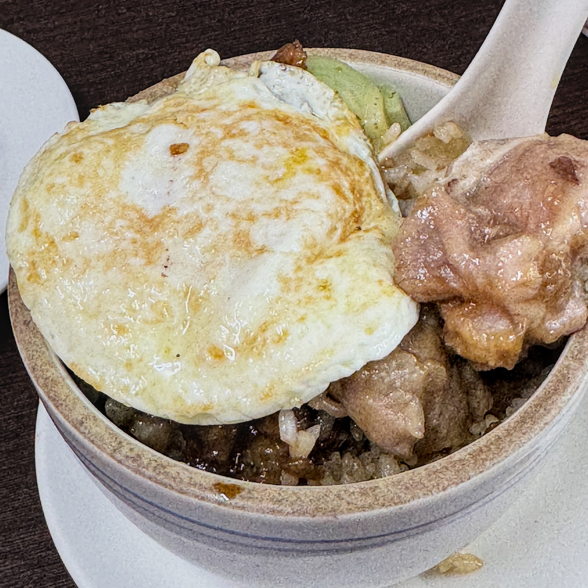 【高雄美食】高師傅港點：美麗島站旁道地港式滋味，老饕必點叉燒焗餐包與酥脆蘿蔔糕！