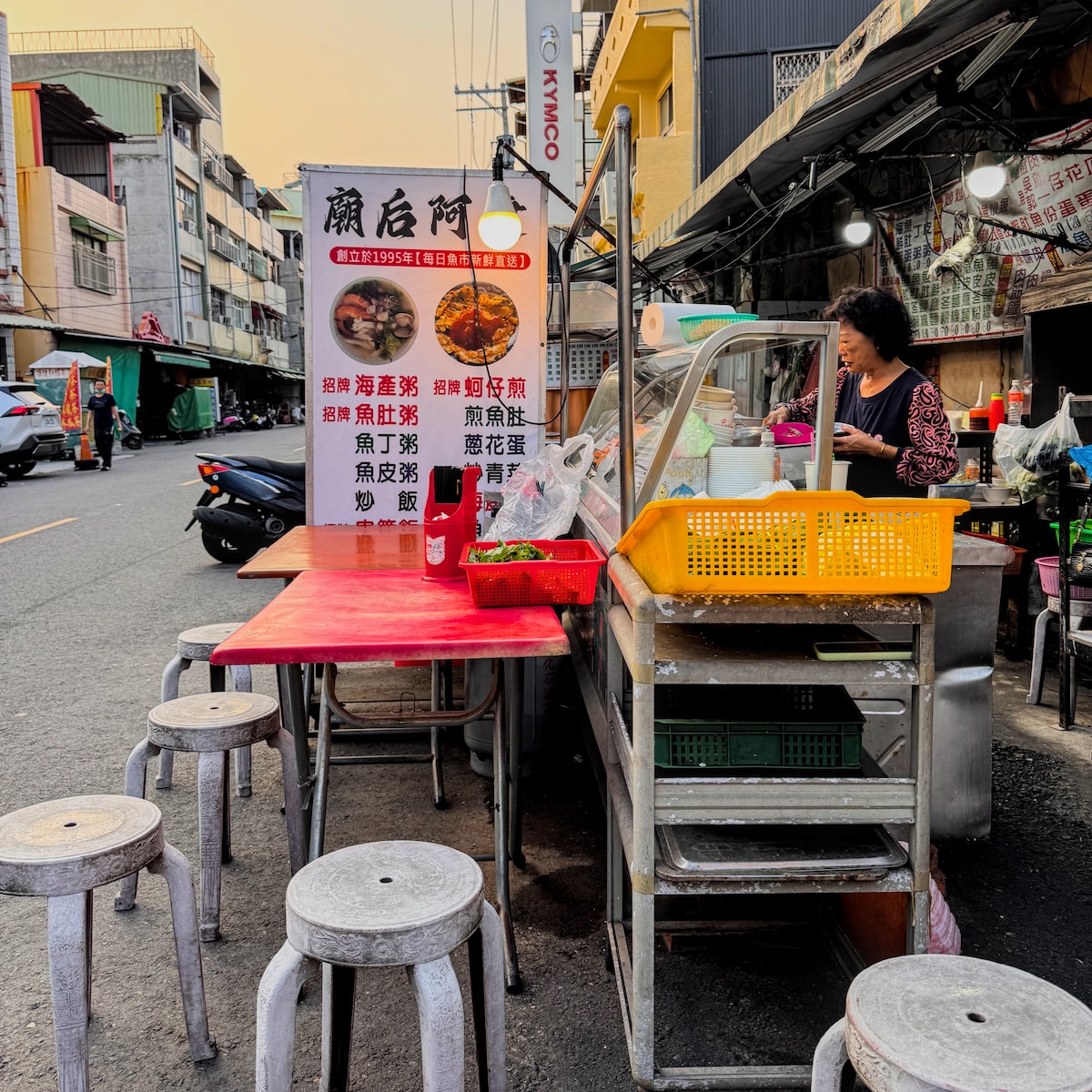 廟後阿捷蚵仔煎：旗津巷弄 30 年老字號，鮮甜海產粥與焦香蚵仔煎