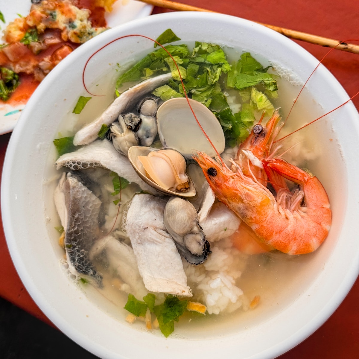 廟後阿捷蚵仔煎：旗津巷弄 30 年老字號，鮮甜海產粥與焦香蚵仔煎
