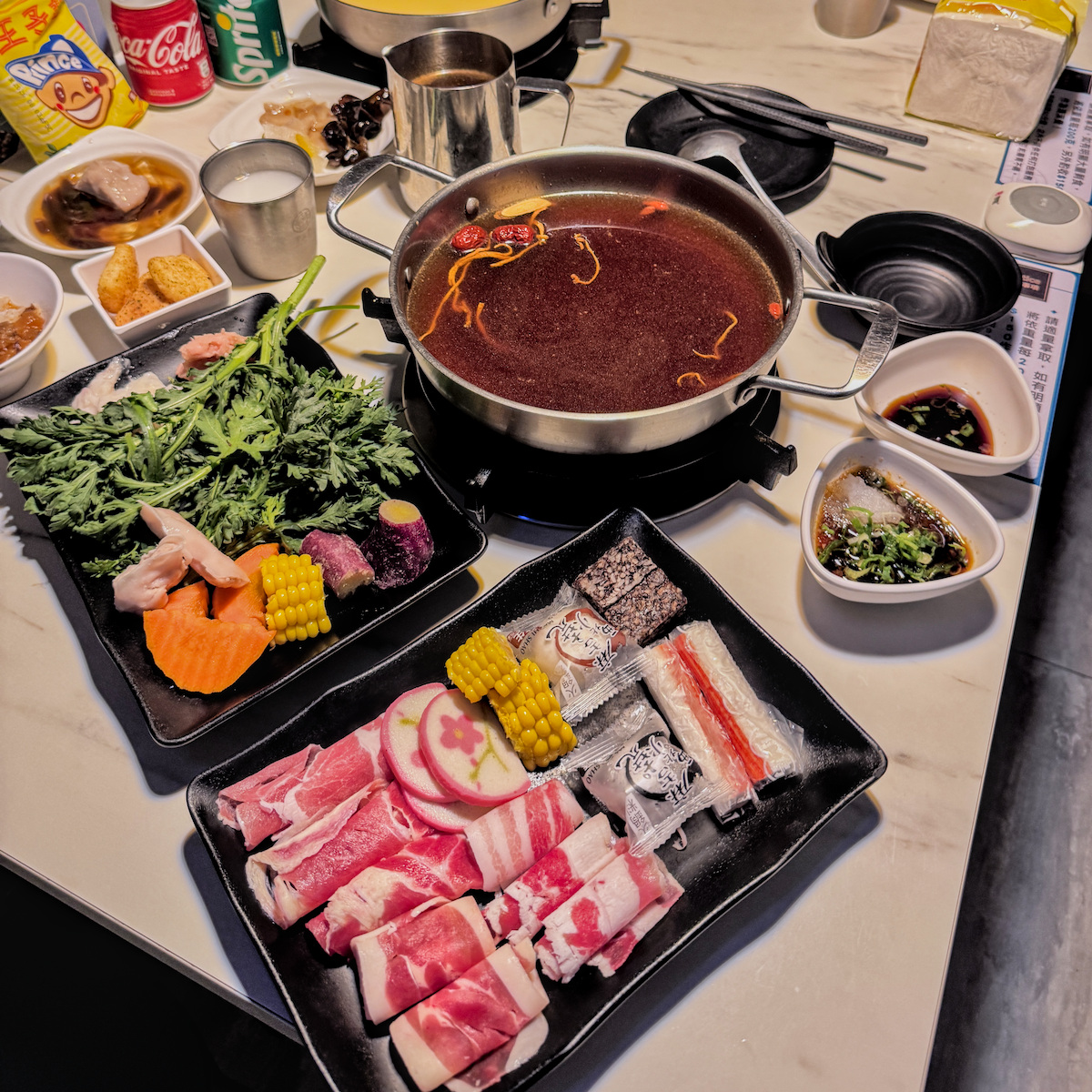 青木堂鍋物澎湃火鍋饗宴，包含多款原肉肉盤與新鮮時蔬