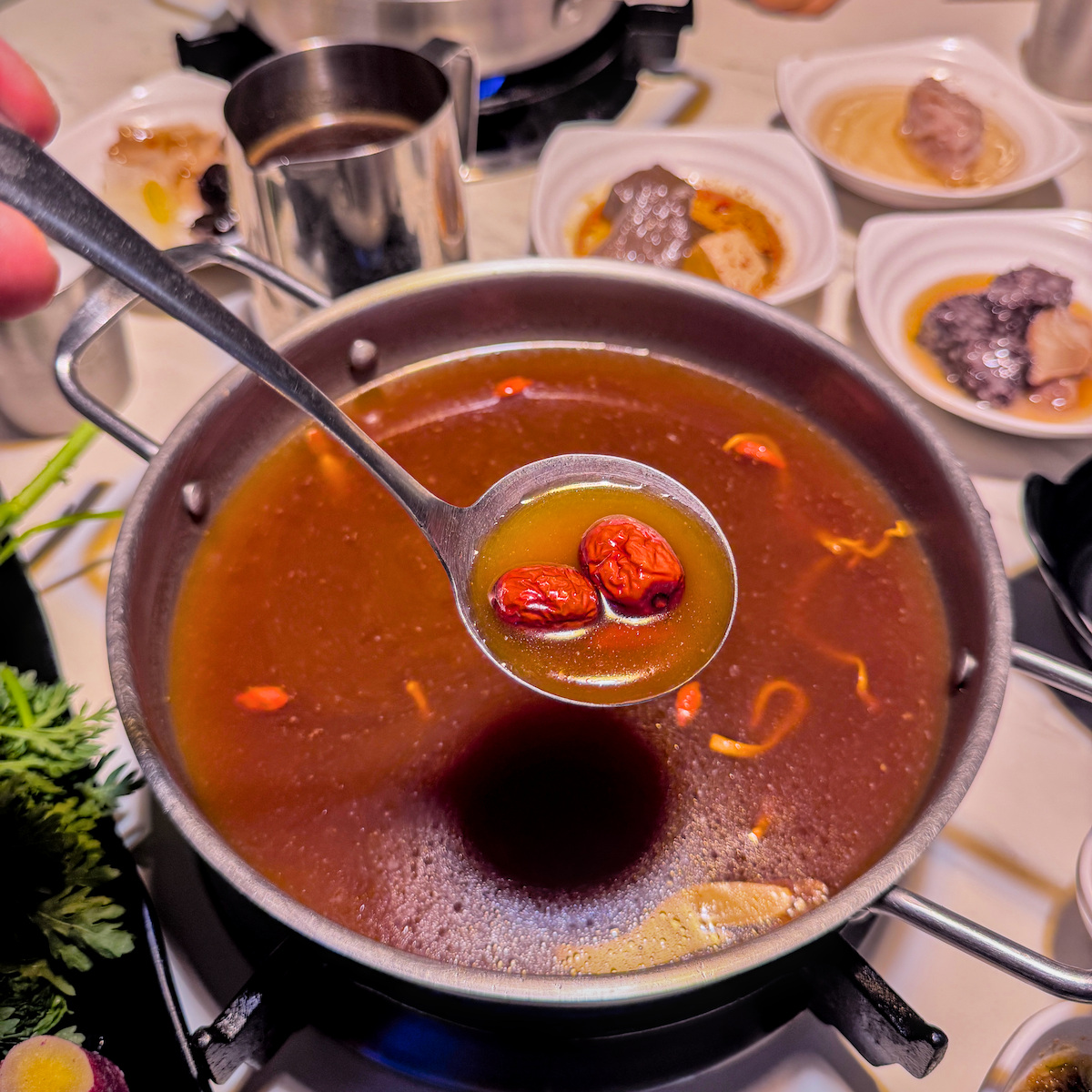 青木堂鍋物熱門湯底活力藥膳湯，帶有迷人中藥香氣的養生鍋底