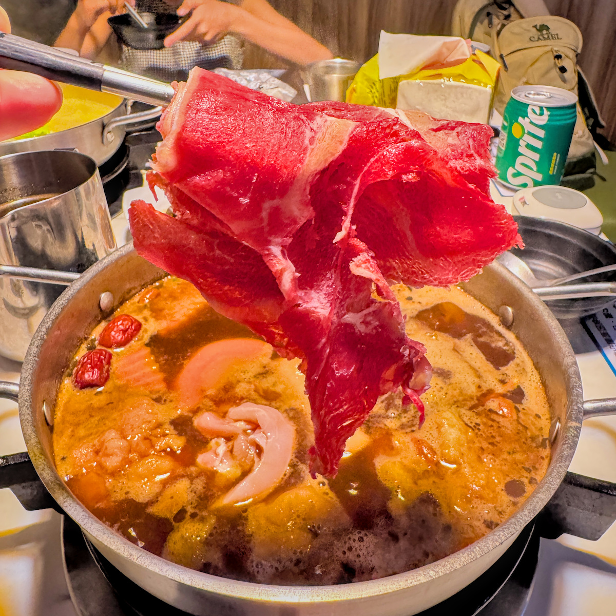 帶有嫩筋的板腱牛肉片，牛肉香氣濃郁且口感紮實