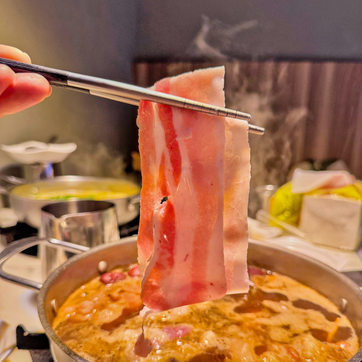 下鍋輕涮後的小花豬，呈現誘人的油脂光澤