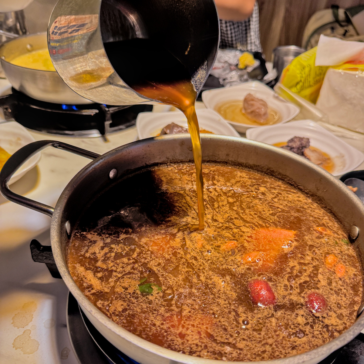 藥膳湯底內豐富的紅棗與中藥食材特寫