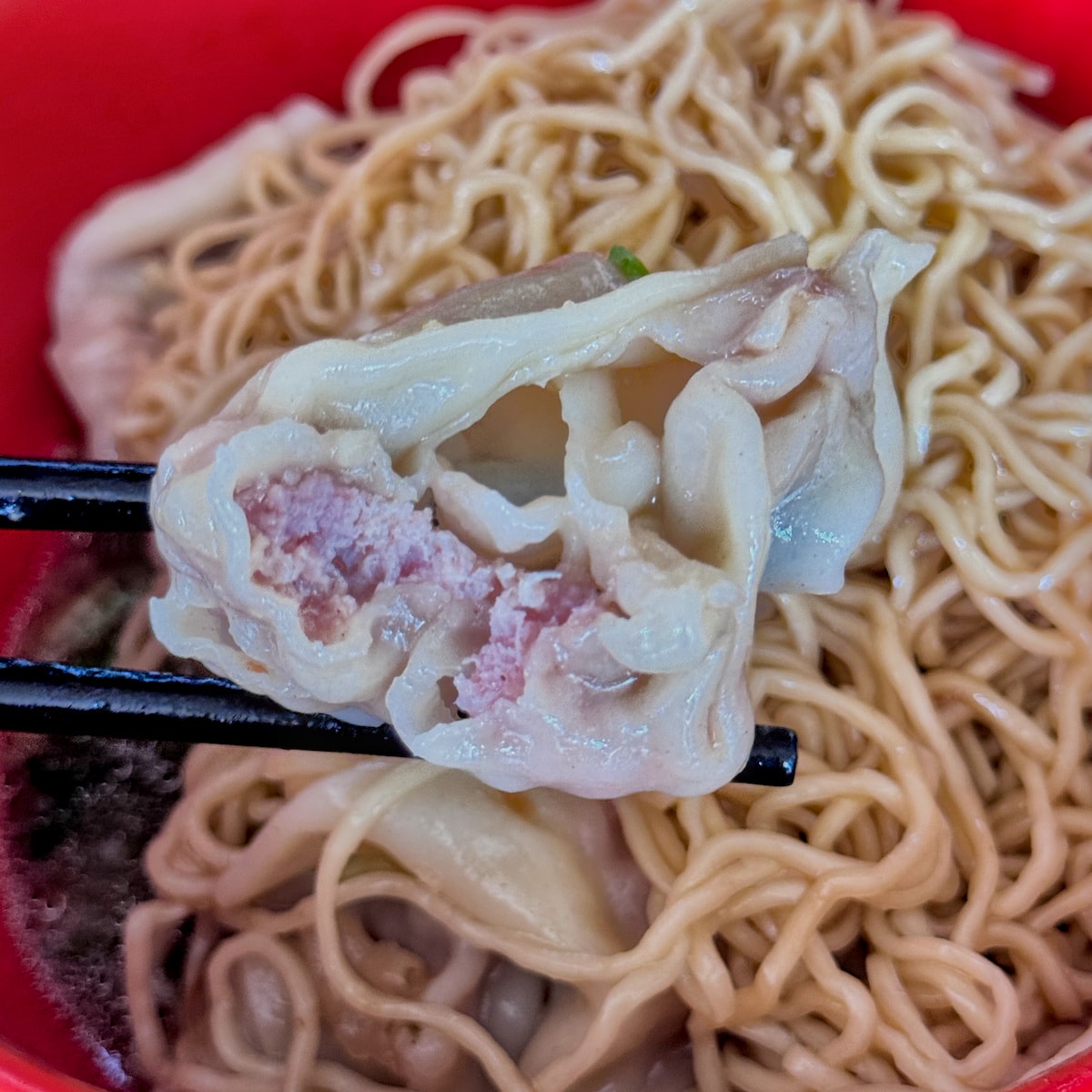 廣招英乾麵豐富的配料特寫，包含大量豆芽與爽脆薑絲的提味組合