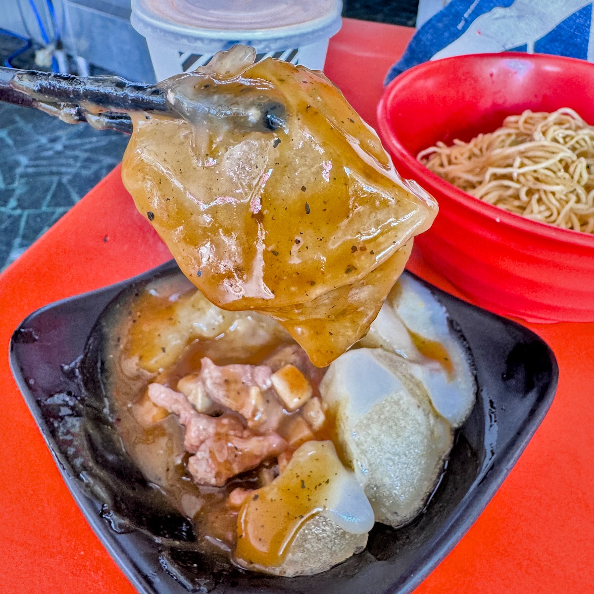 廣招英彰化肉圓內餡剖面特寫，紮實肉塊與爽脆筍丁的飽滿內餡組合