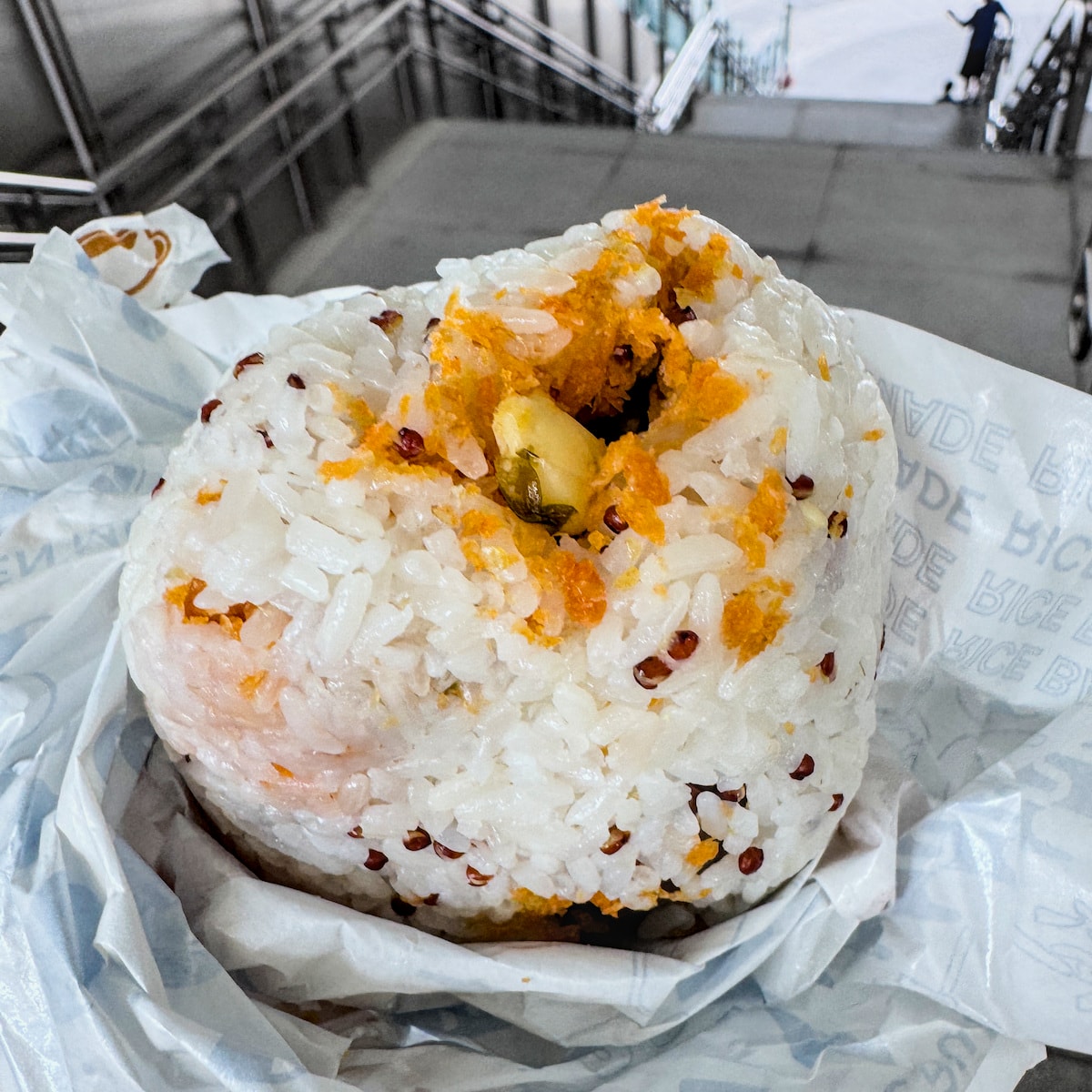 高雄美食推薦｜陳賣賣 手作飯糰：不脹氣的靈魂酸菜與特製茶葉蛋，文青風早餐首選