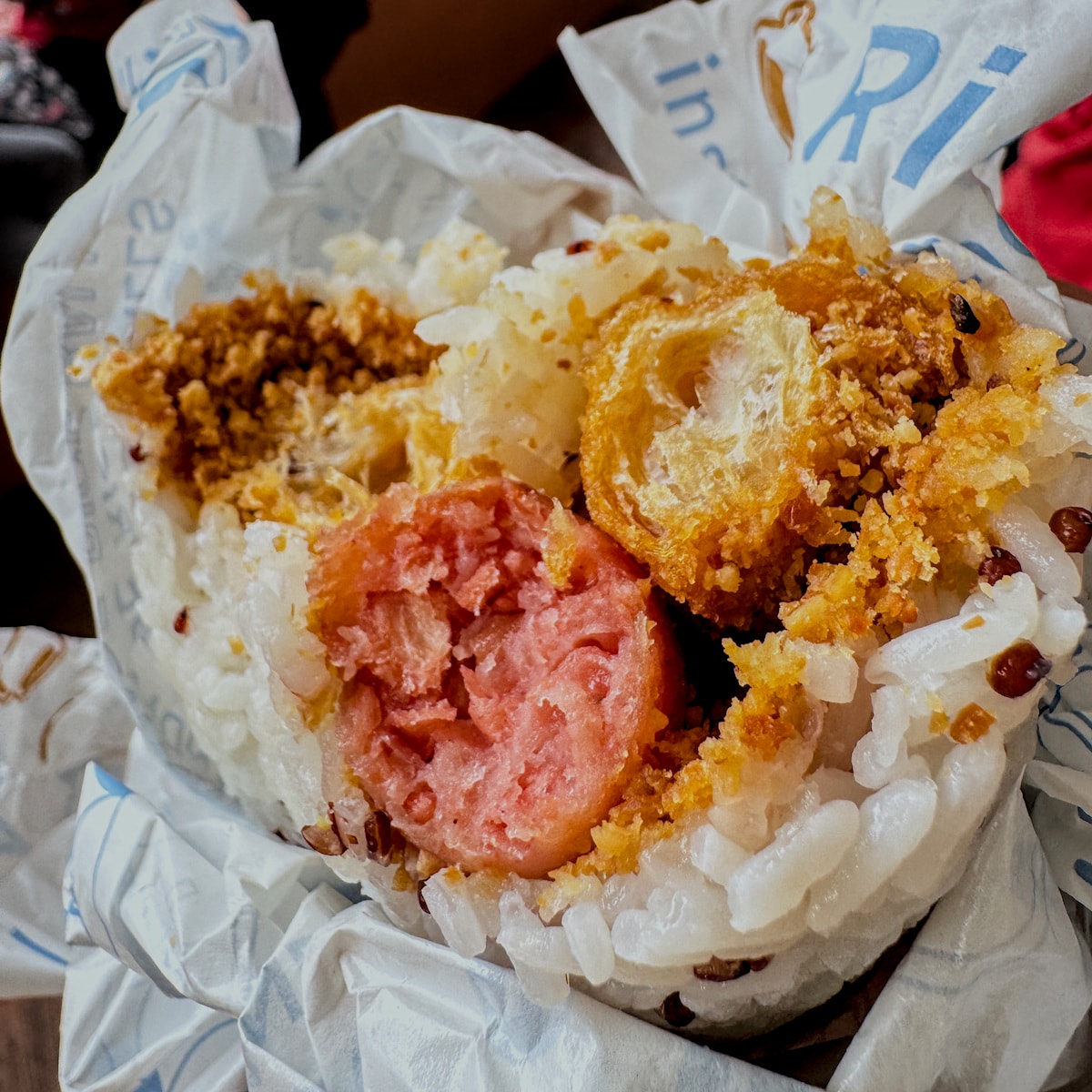 高雄美食推薦｜陳賣賣 手作飯糰：不脹氣的靈魂酸菜與特製茶葉蛋，文青風早餐首選
