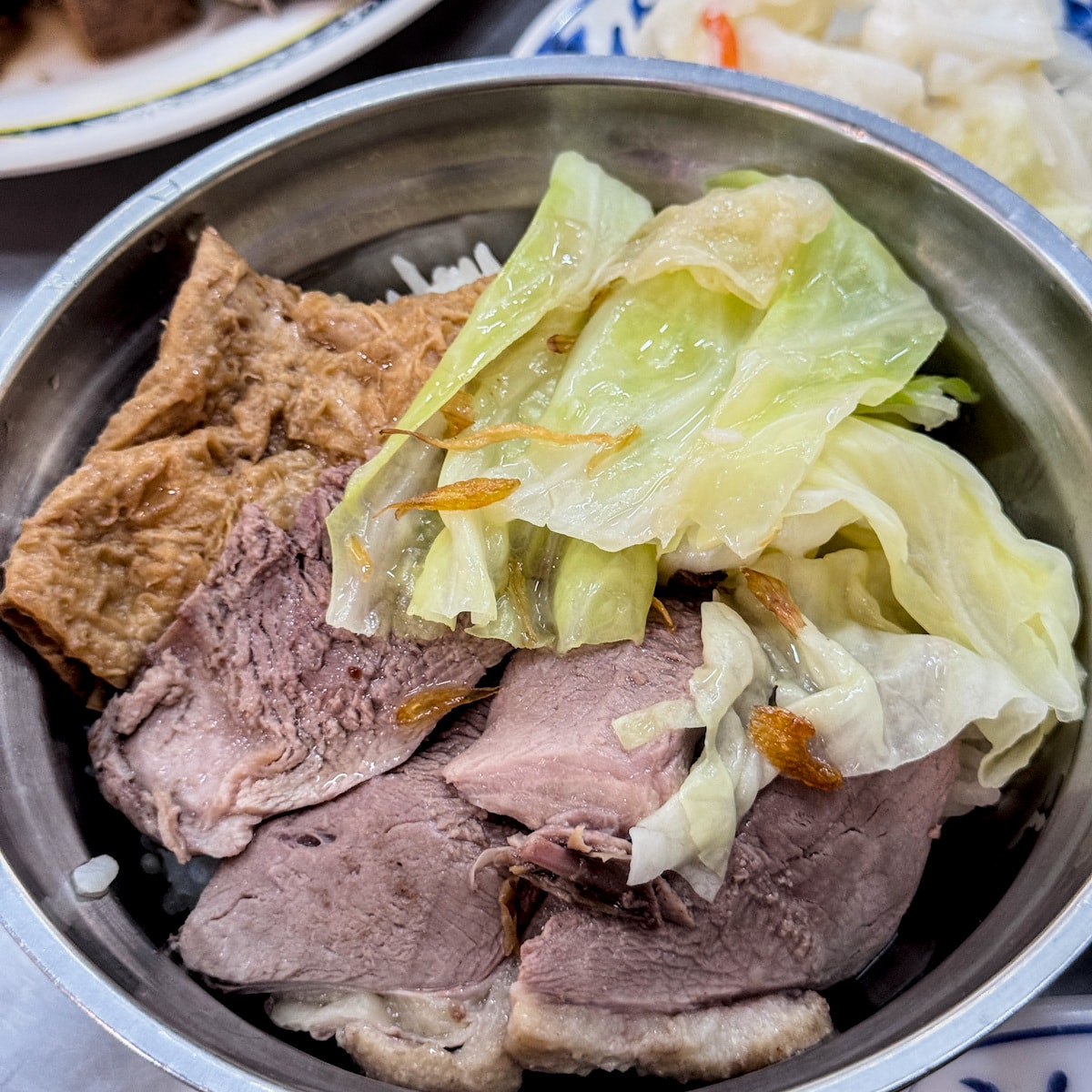 高雄前金美食「金城鴨肉專門店」：獨門煙燻鴨肉，飄香五福路的老字號美味