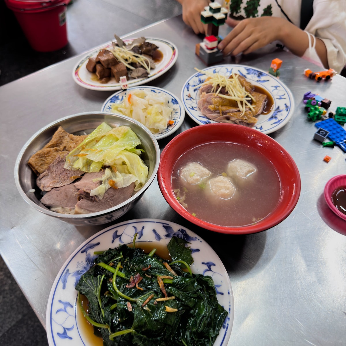 高雄前金美食「金城鴨肉專門店」：獨門煙燻鴨肉，飄香五福路的老字號美味