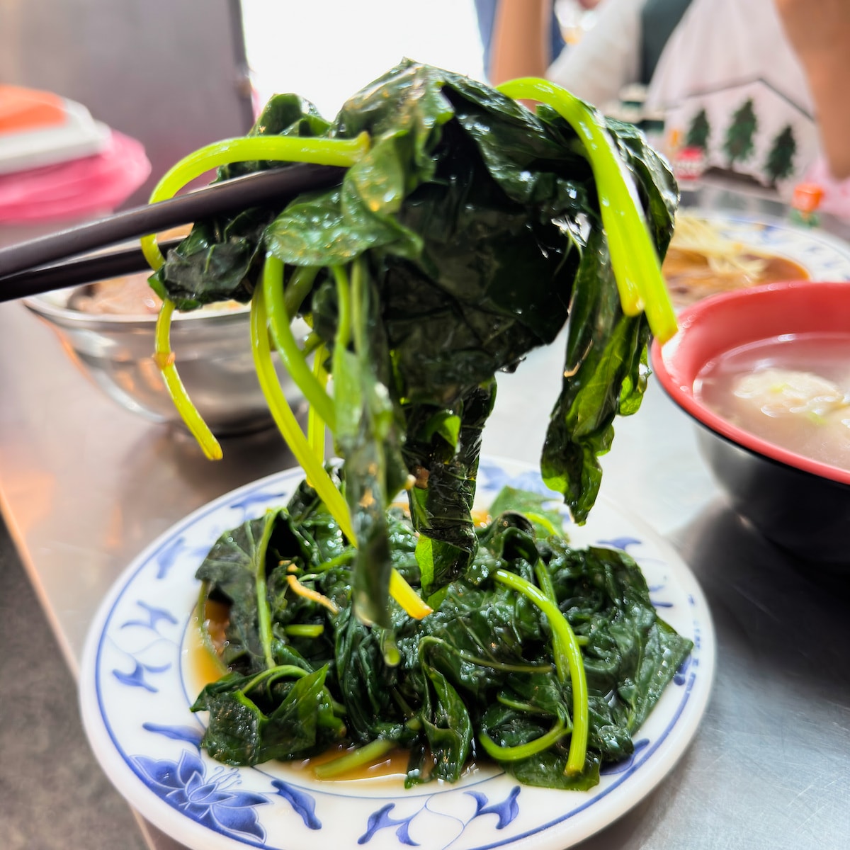 高雄前金美食「金城鴨肉專門店」：獨門煙燻鴨肉，飄香五福路的老字號美味