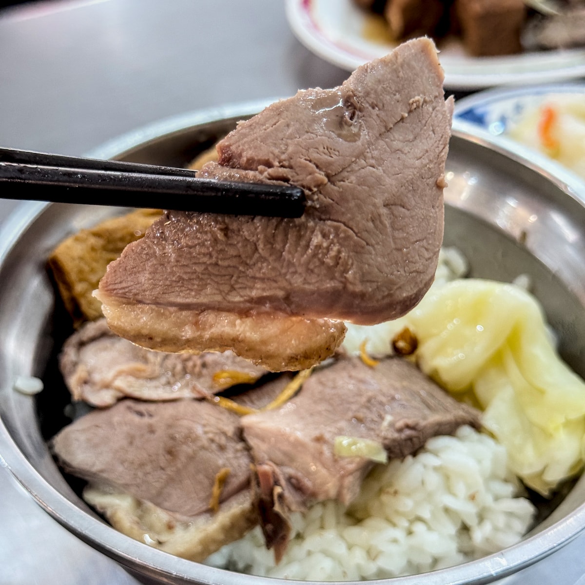 高雄前金美食「金城鴨肉專門店」：獨門煙燻鴨肉，飄香五福路的老字號美味
