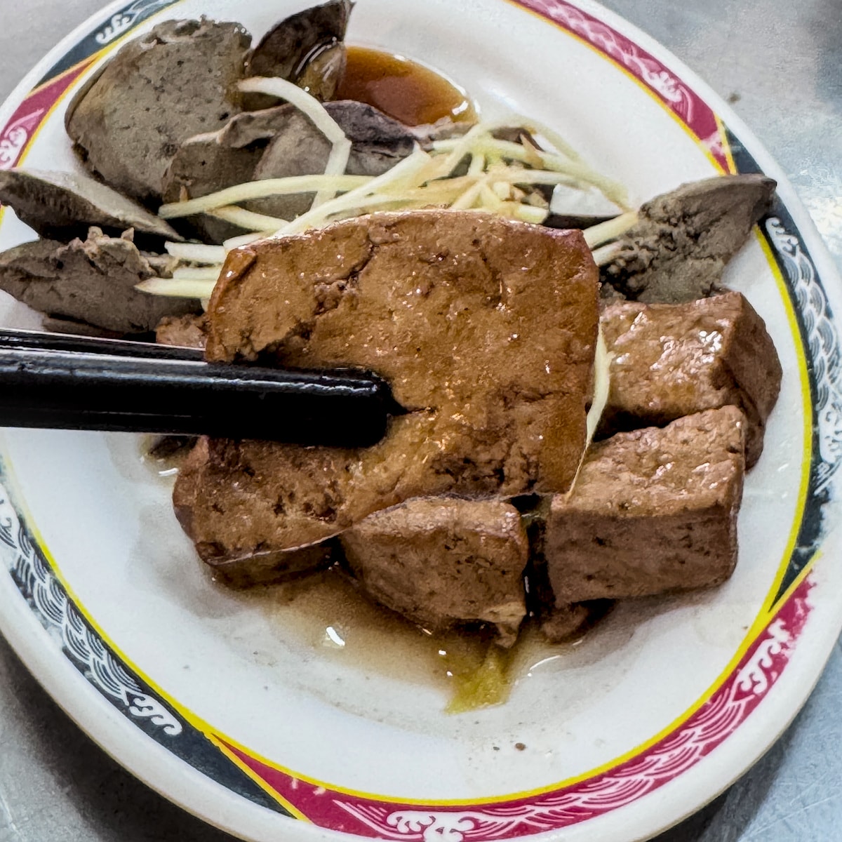 高雄前金美食「金城鴨肉專門店」：獨門煙燻鴨肉，飄香五福路的老字號美味