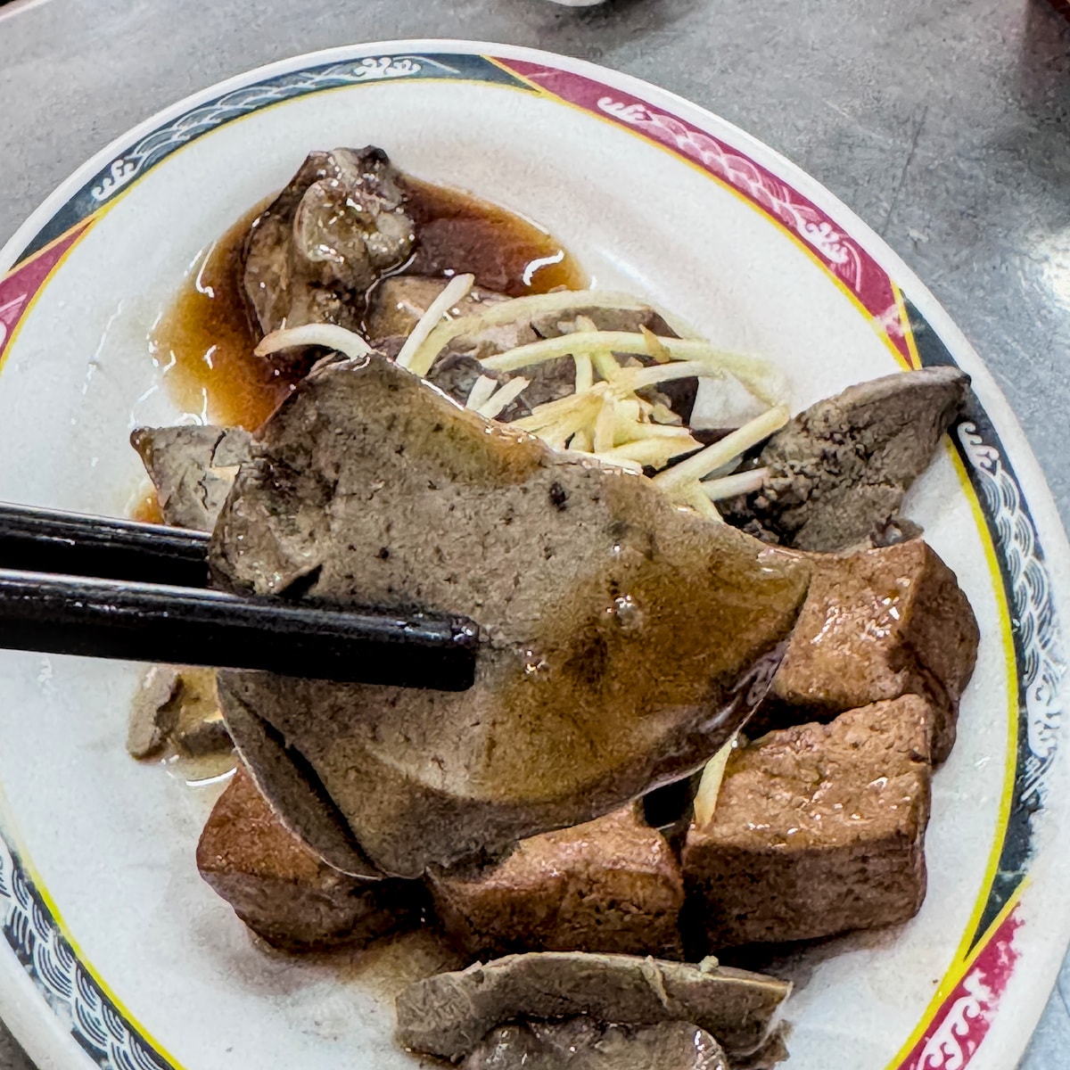 高雄前金美食「金城鴨肉專門店」：獨門煙燻鴨肉，飄香五福路的老字號美味
