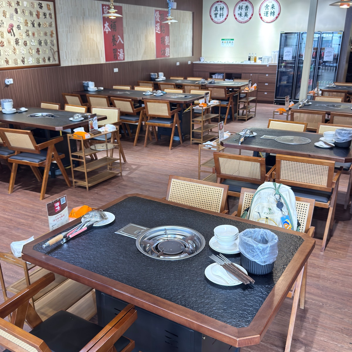 高雄火鍋聚餐首選座位配置 烽味廣味雞煲火鍋富民店舒適的四人座席區與桌面火鍋爐具