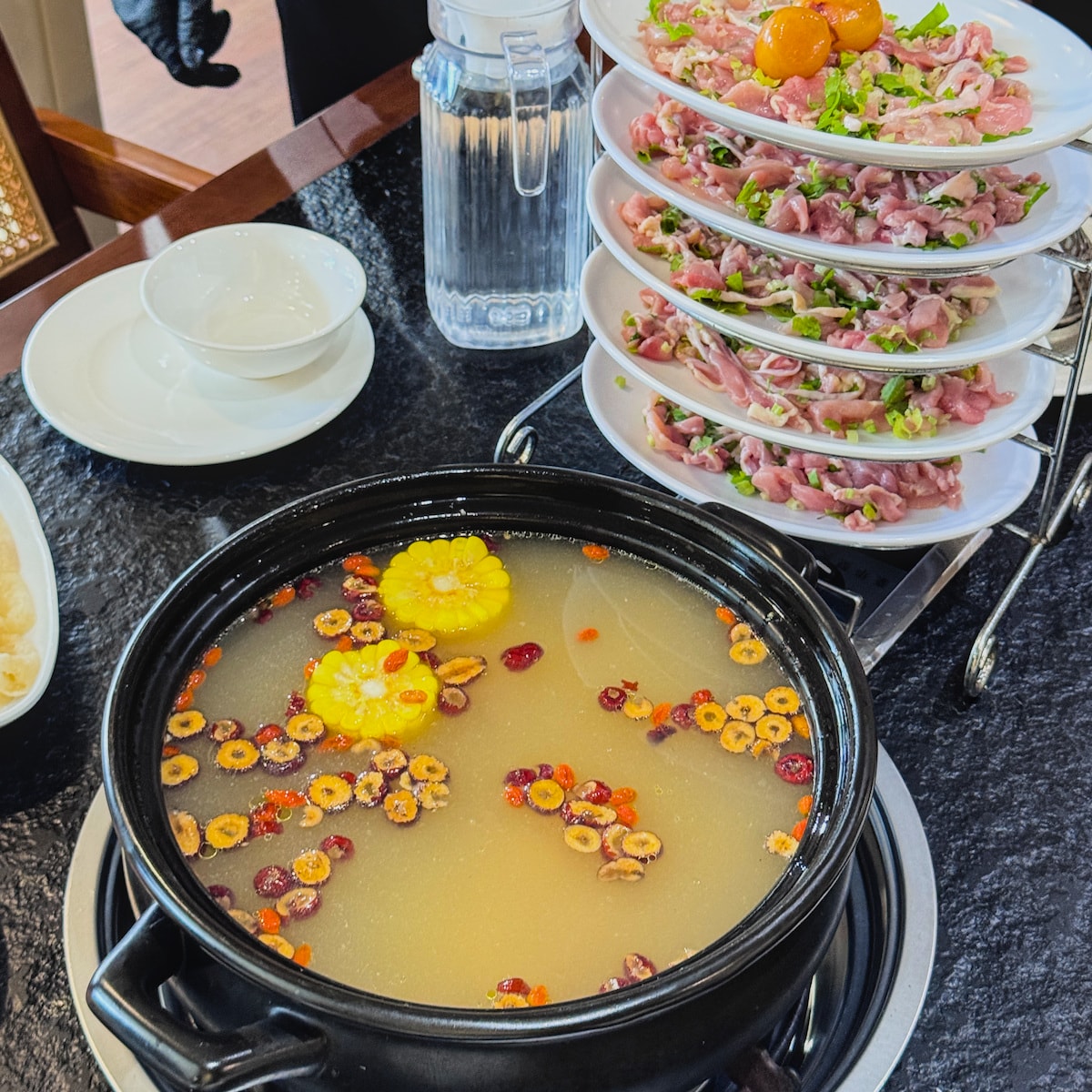 天然果酸入味的百香果湯底清爽回甘 百香果與中藥材交織而成的溫潤火鍋湯頭特寫