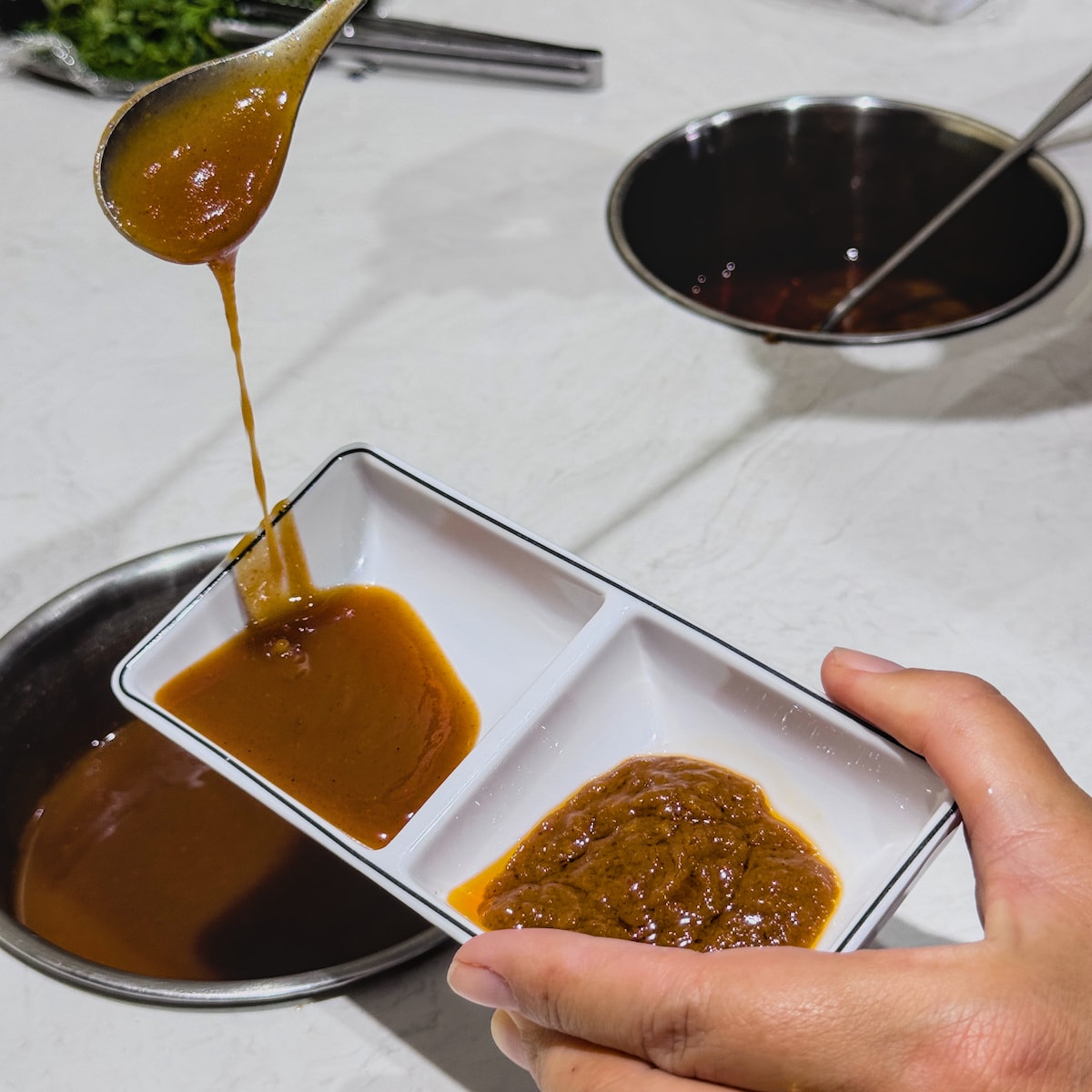 雞肉專用蘸醬:鹹香濃厚的秘製豆醬 色澤金黃、質地細緻的廣式純火鍋秘製豆醬