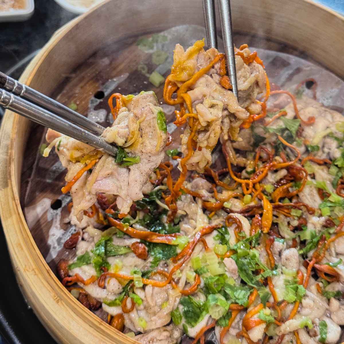 鮮嫩無比:桑拿雞開蓋後的完美呈現 蒸熟後的順德桑拿雞肉質鮮亮且帶有淡淡藥膳香氣