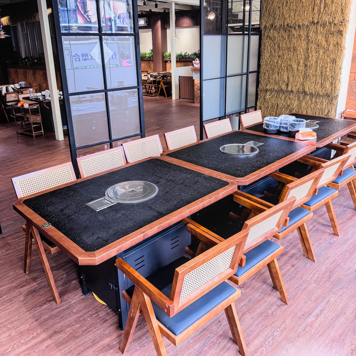 北高雄舒適的火鍋用餐空間 店內寬闊的走道與適合團體小聚的多人聚餐位