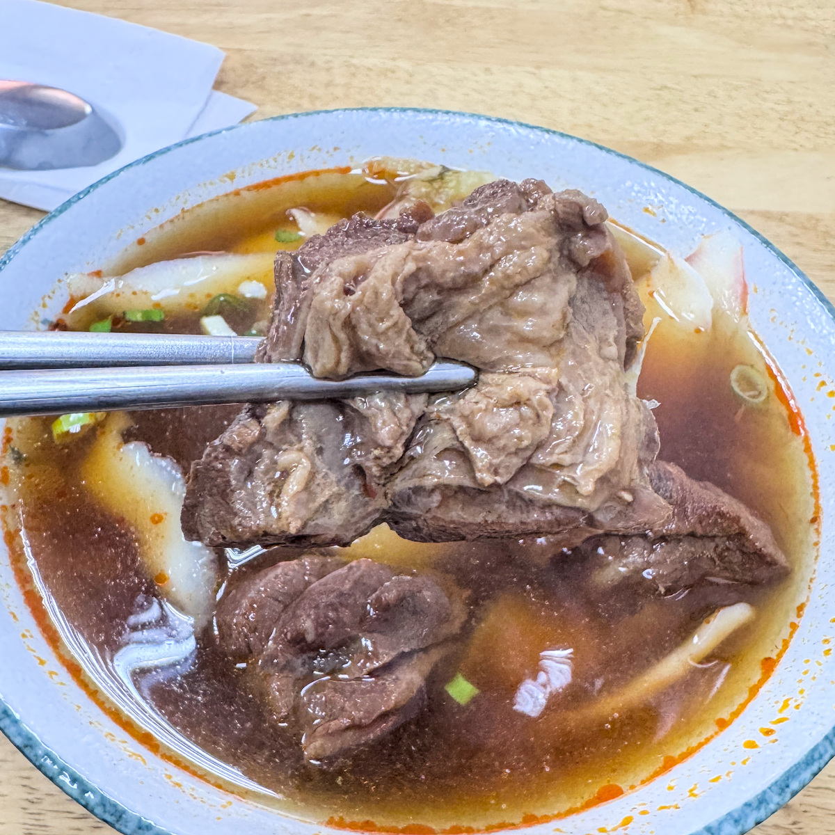 特寫港都刀削麵大塊厚實的牛肉塊，肉質燉煮軟嫩且帶有豐富膠質口感，入口即化