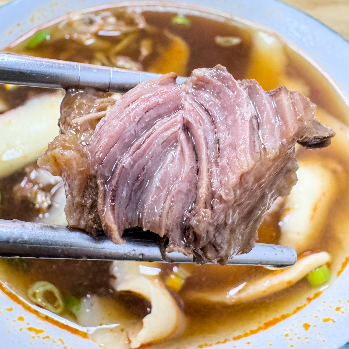 一整碗熱騰騰香氣四溢的刀削牛肉麵，肉量誠意十足，是高雄巨蛋商圈必吃的平價美食