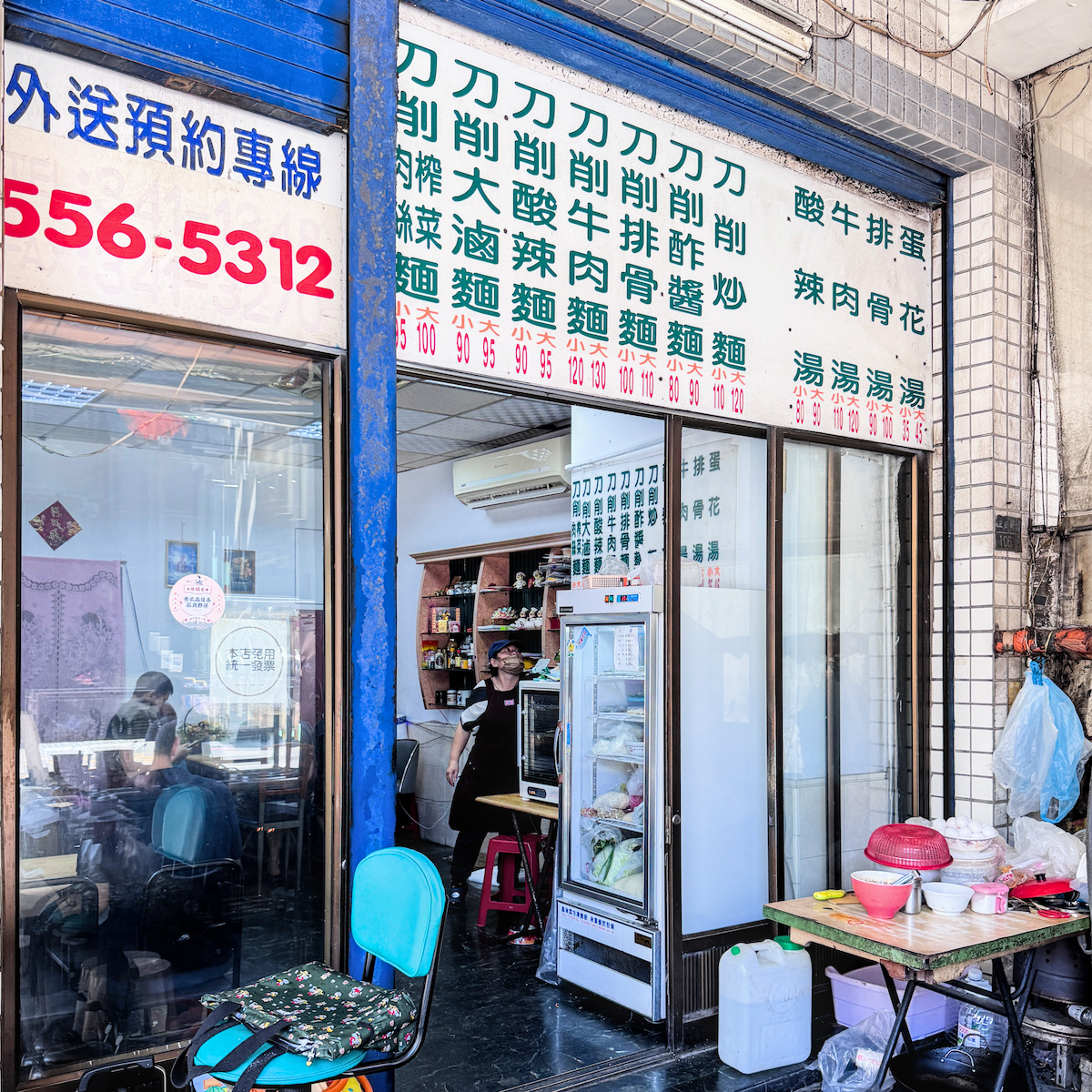 港都刀削麵樸實簡約的內用區，提供舒適冷氣讓顧客在炎熱高雄也能優雅享用熱騰騰的刀削麵