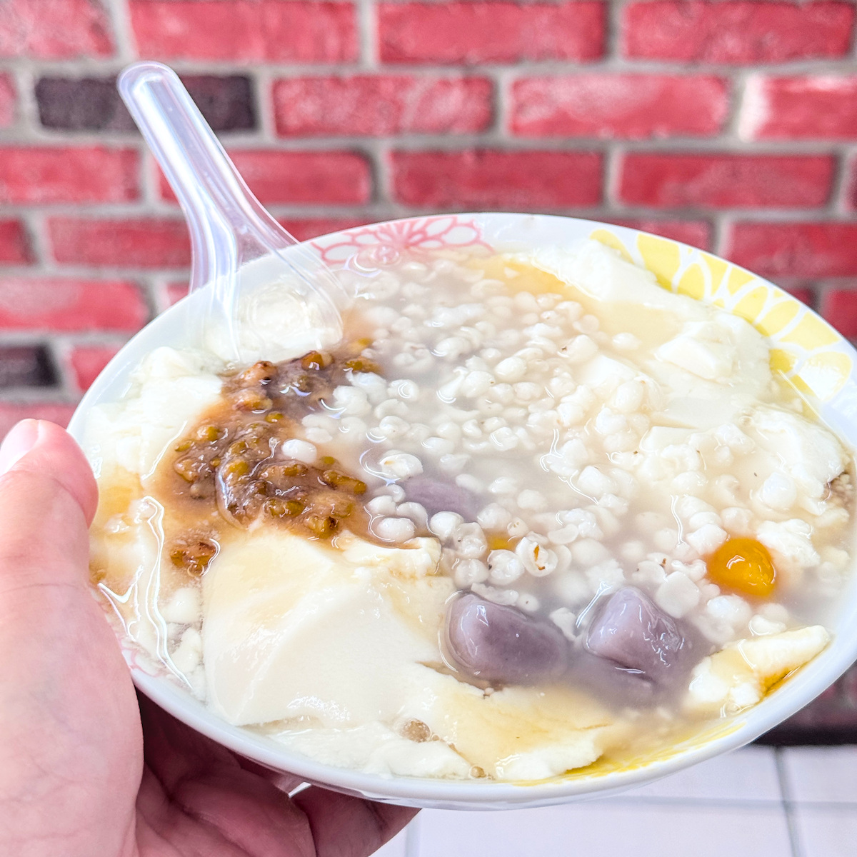 板門豆花-豐富配料實拍 板門豆花綜合配料,包含大份量的綠豆、薏仁與芋圓