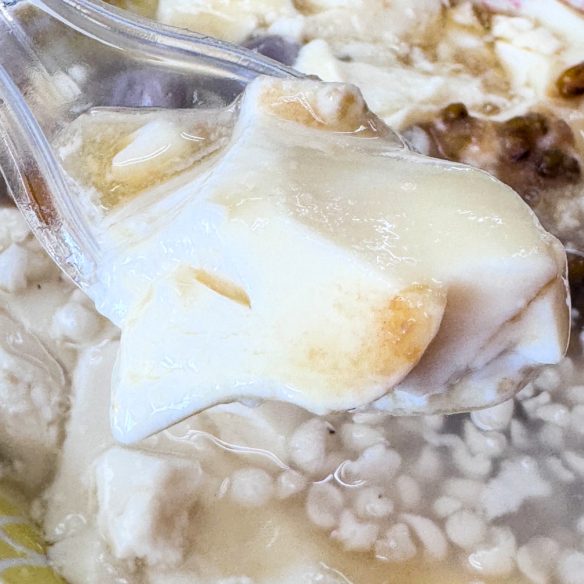 特寫板門豆花的芋圓與綠豆配料-口感紮實Q彈且色澤自然