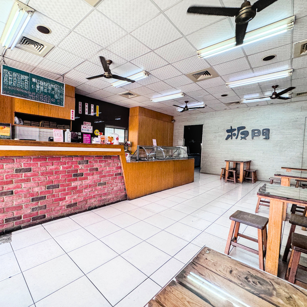 板門豆花冰品用餐環境 板門豆花室內內用空間,乾淨明亮且帶有復古風情