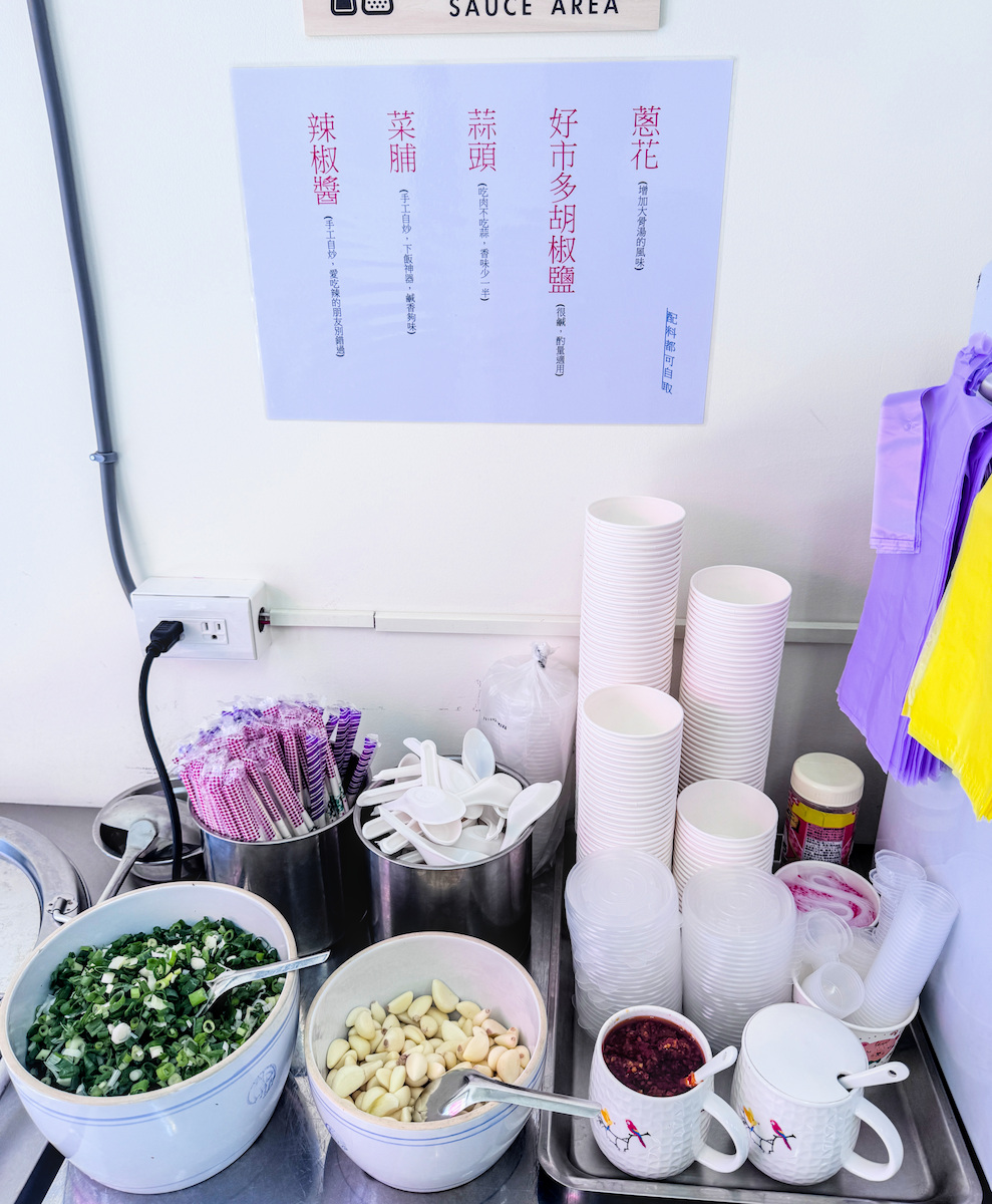 豐富的醬料自助區 岡山美食鳳腿庫飯醬料自助區提供配料自取服務