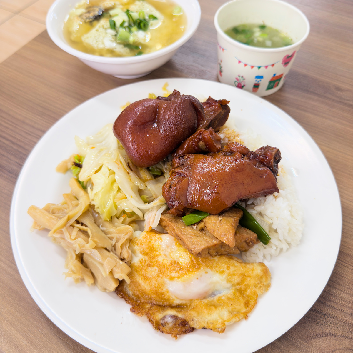 鳳腿庫飯綜合飯組合含腳蹄後段肉、酸菜、筍干、豆干、荷包蛋與青菜
