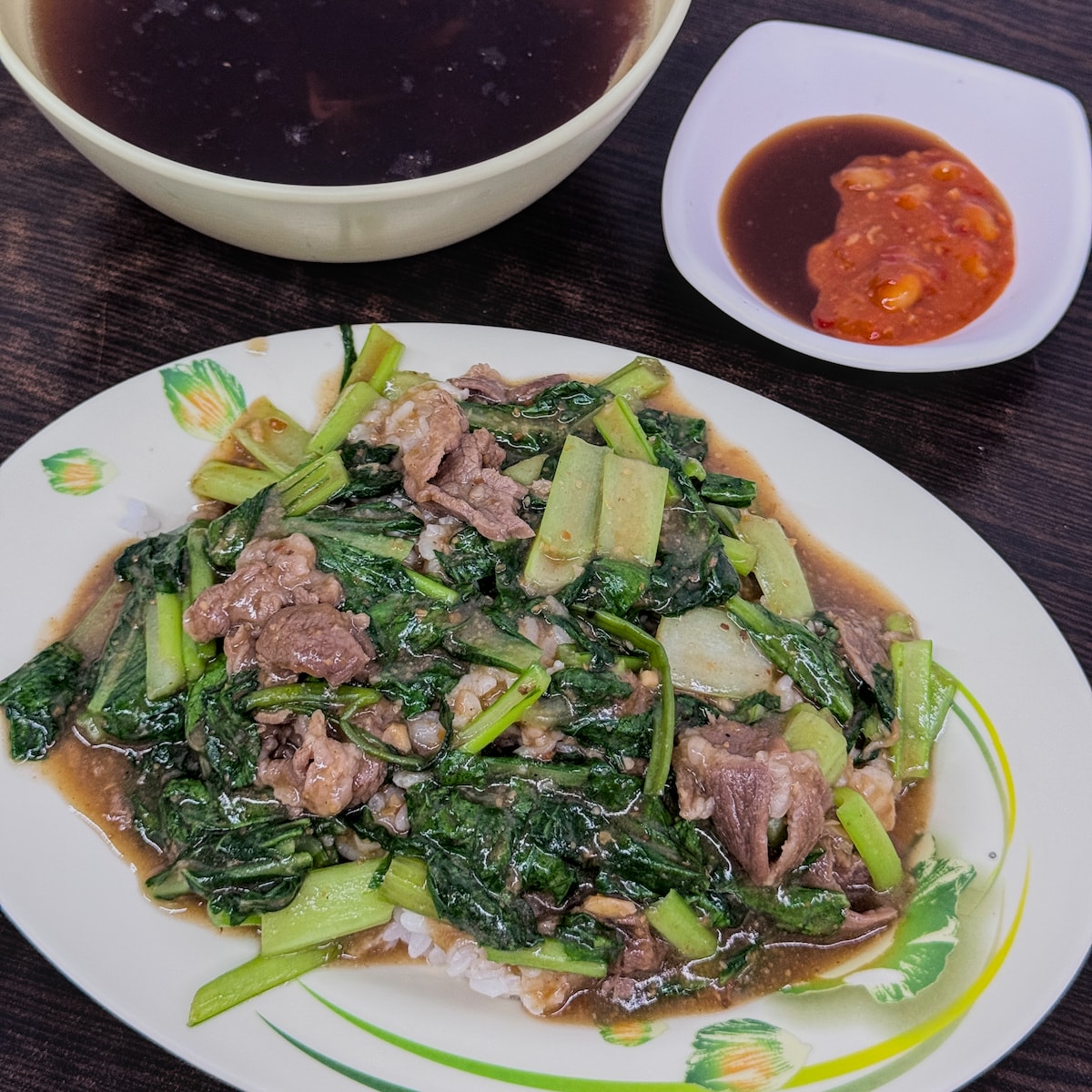 全成羊肉店招牌50元羊肉燴飯，份量充足且沙茶香氣濃郁，CP值極高
