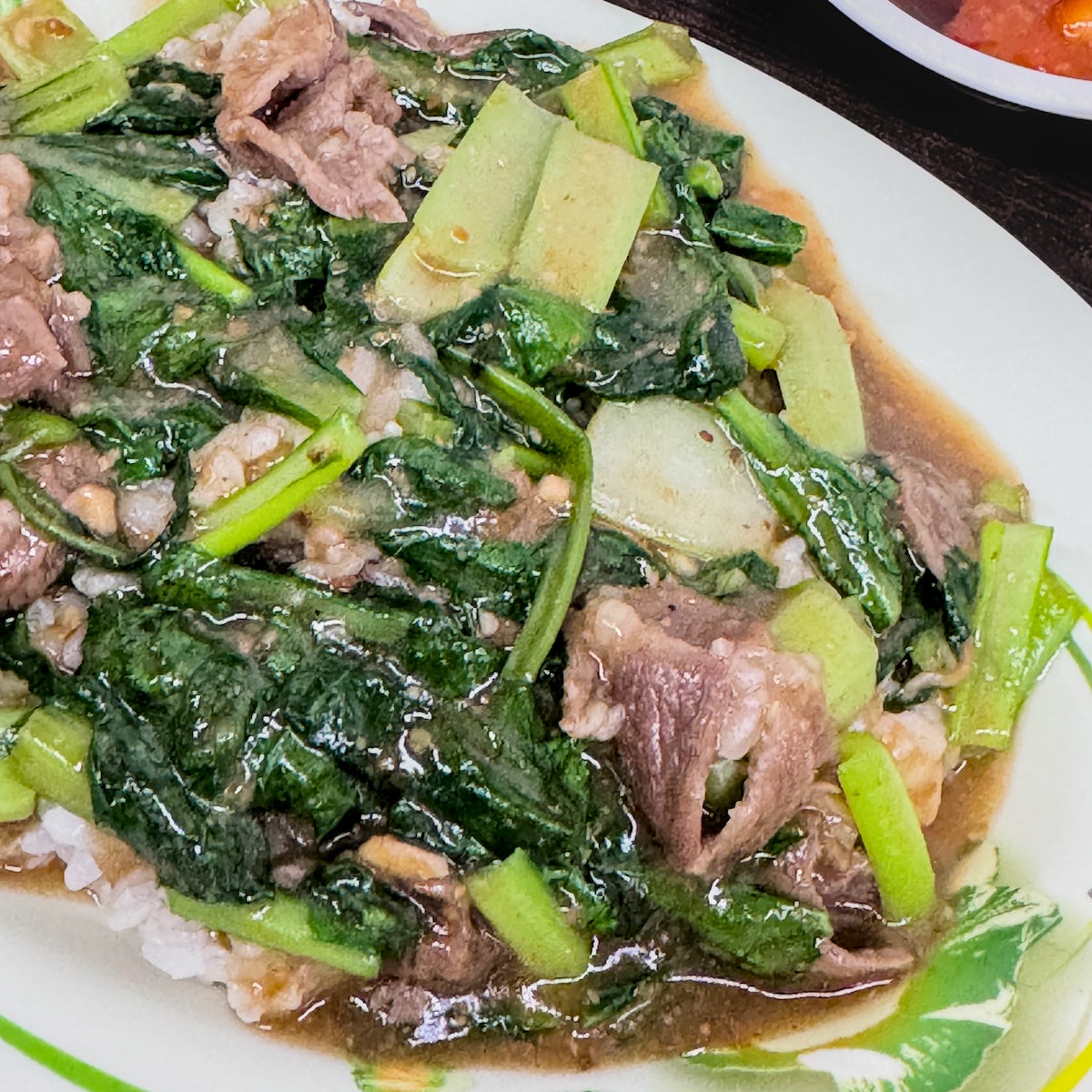 全成羊肉店羊肉燴飯近拍，展示鮮嫩的羊肉片與濃郁醬汁細節