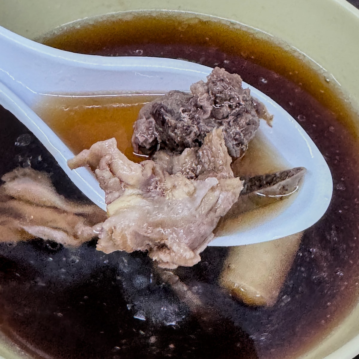 全成羊肉店清爽甘甜的藥膳羊雜湯，適合四季品嚐的溫潤美味