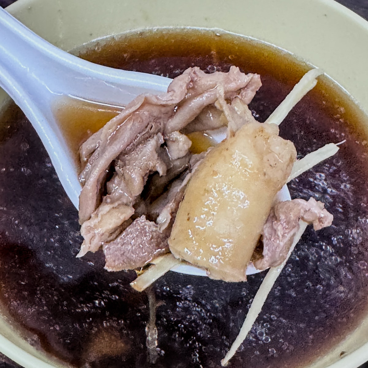 羊雜湯內滿滿的食材特寫，展示岡山羊肉處理的道地功夫