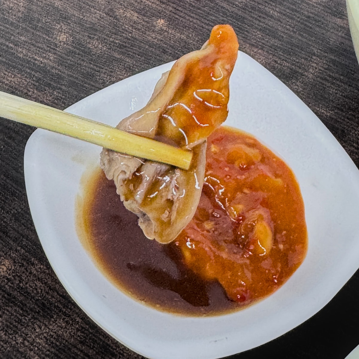 岡山全成羊肉店特製豆瓣醬與醬油膏，鹹甜滋味能提升羊肉鮮甜層次